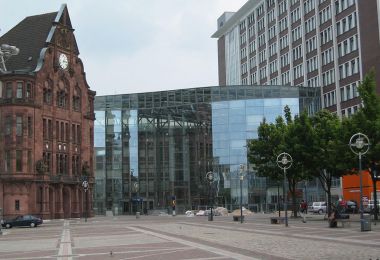 Stadthaus mit neuer Glashalle