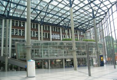 Stadthaus mit neuer Glashalle